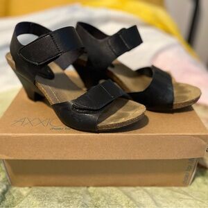 Axxiom “Allium” sandals